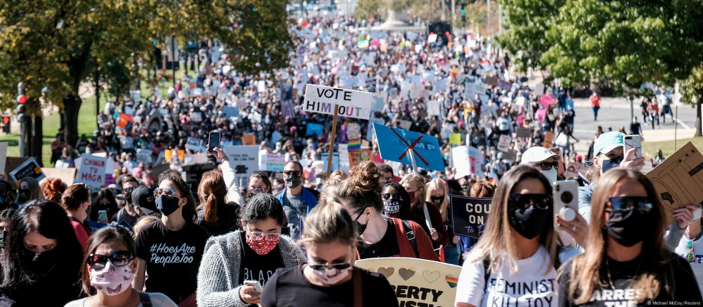 В США тысячи человек вышли на протесты против Трампа – DW – 18.10.2020