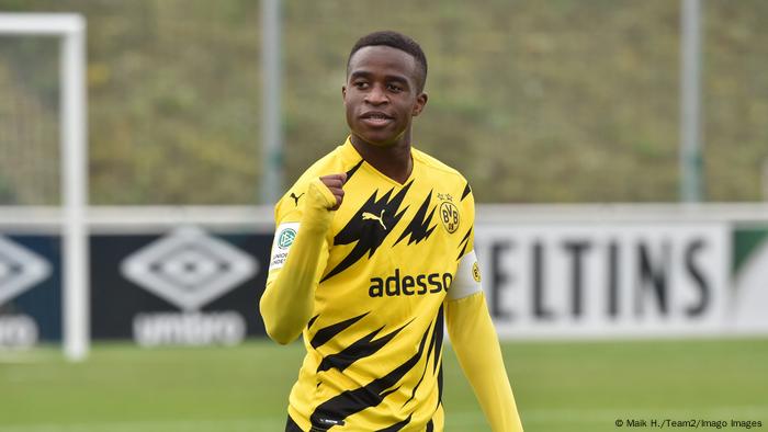 Moukoko bejubelt als U-19-Spieler einen Treffer im Spiel des BVB bei Schalke 04 Moukoko bejubelt als U-19-Spieler einen Treffer im Spiel des BVB bei Schalke 04