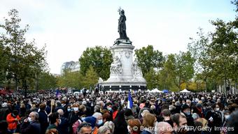 Διαδηλωτές κατακλύζουν την Place de la République