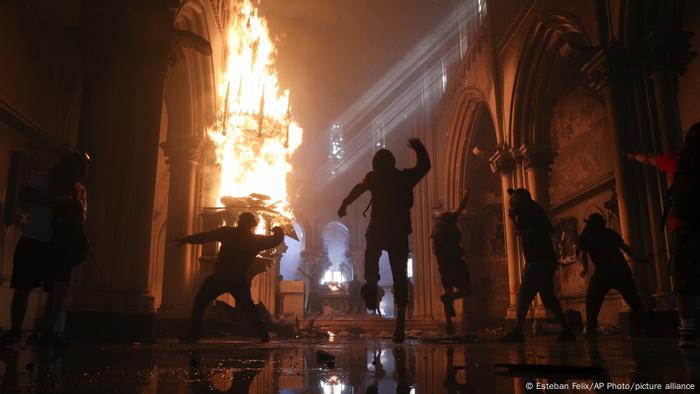 Foto de manifestantes que incendian iglesia