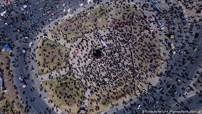 Foto aérea de la Plaza Italia con manifestantes