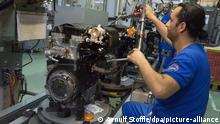 14.05.2016
Im iranischen Autowerk Khodro Industrial Group werden am 14.05.2016 in Teheran (Iran) Motoren zusammengebaut. Hier wird in Lizenz der Peugeot 206 hergestellt. Foto: Arnulf Stoffel/dpa | Verwendung weltweit