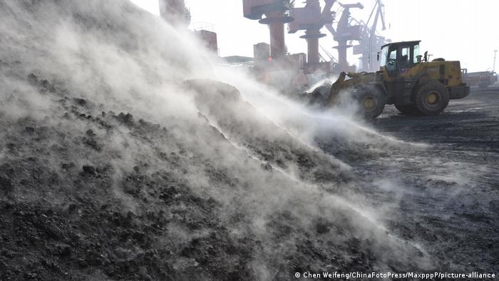 知情人士对路透社表示，澳洲煤炭价格对中国买家依具吸引力。 图为2010年中国日照卸下澳煤的资料图片