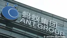 13.10.2020, China, Hangzhou: The logo of Ant Group, formerly known as Ant Financial and Alipay, an affiliate company of the Chinese Alibaba Group and the world's highest-valued FinTech company, and most valuable unicorn (start-up) company, is seen on the fa ade of its headquarters in Hangzhou, east China°Øs Zhejiang province, 13 October 2020. Foto: Long Wei/HPIC/dpa |