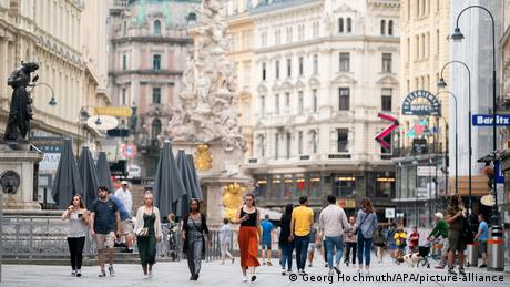 Picture shows people walking through the streets of Vienna