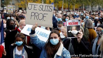Pazar günü başkent Paris'teki Cumhuriyet Meydanı'nda toplananlar, Samuel Paty cinayetini protesto etti.
