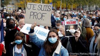 Pazar günü başkent Paris'teki Cumhuriyet Meydanı'nda toplananlar, Samuel Paty cinayetini protesto etti.