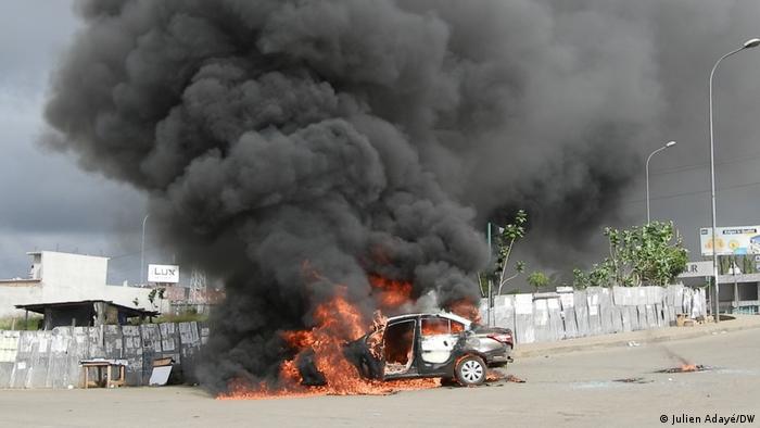 Des véhicules ont brûlé ans le quartier résidentiel de La Riviera 2 de la commune de Cocody