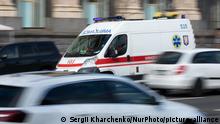 An ambulance vehicle is seen in a traffic at the street in Kyiv, Ukraine, October 19, 2020. 303,638 cases of COVID-19 confirmed in Ukraine as of October 19, 2020 (9 a.m.). For the whole period of pandemic 126,489 persons recovered and 5,673 died from COVID-19. (Photo by Sergii Kharchenko/NurPhoto) | Keine Weitergabe an Wiederverkäufer.