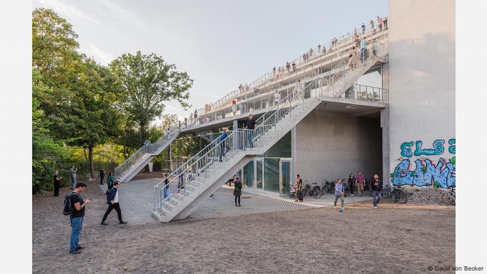 Casa con escaleras exteriores: finalista del premio de arquitectura Mies van der Rohe 2019.