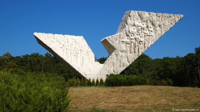 Un grand monument au parc commémoratif de Sumarice à Kragujeva