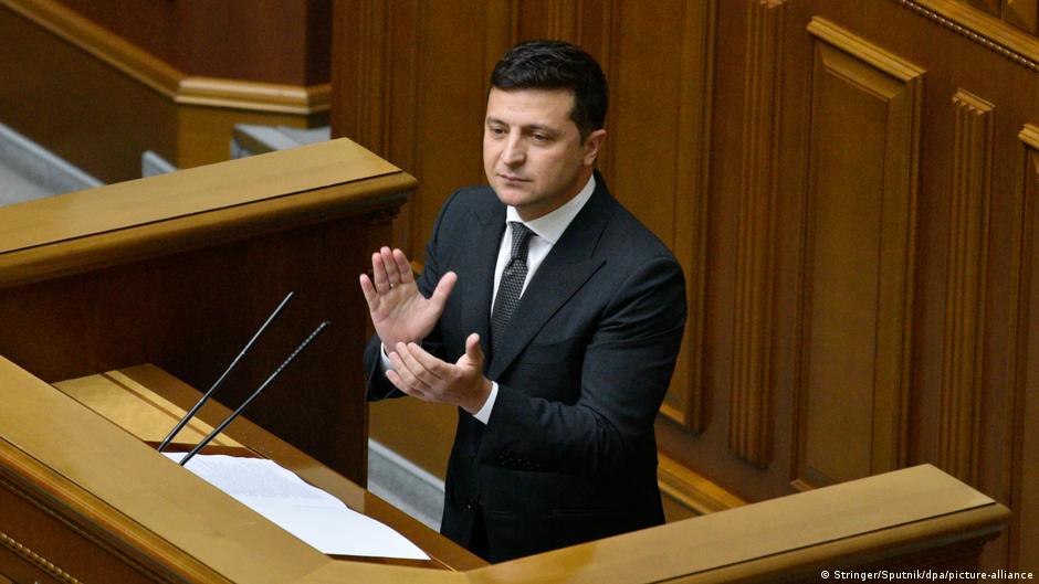 Ukraine Präsident Volodymyr Zelensky im Parlament