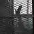 Foto simbólica de una persona que toca una tela ciclón de una cárcel en una imagen de archivo.