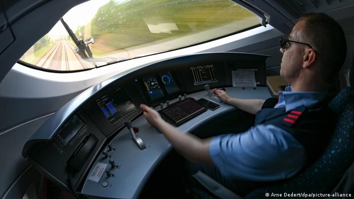 Manejar un tren rápido requiere tanta concentración como ser piloto de avión