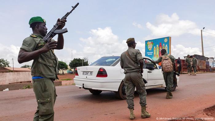 A Kati, des soldats contrôlent des véhicules le jour du putsch: 18 août 2020