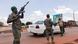 Des soldats maliens contrôlent un véhicule  à l'entrée de la ville- garnison de Kati, située à 15 km au  nord-ouest de Bamako