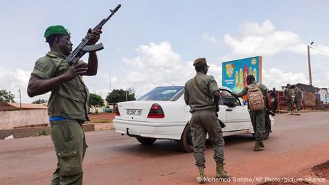 Des soldats maliens contrôlent un véhicule à l'entrée de la ville- garnison de Kati, située à 15 km au nord-ouest de Bamako Des soldats maliens contrôlent un véhicule à l'entrée de la ville- garnison de Kati, située à 15 km au nord-ouest de Bamako