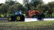 Ein Traktor besprüht ein Feld mit Pestiziden Ein Traktor besprüht ein Feld mit Pestiziden