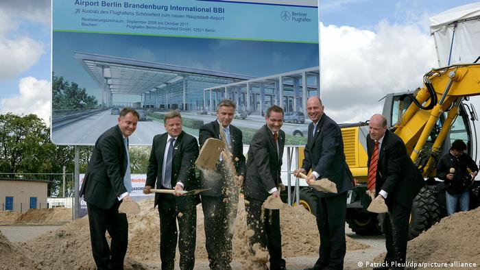 Gradnja je počela 5. rujna 2006. uz nazočnost berlinskog gradonačelnika Wowereita (3.s lijeva), brandenburškog premijera Platzecka (3.s desna) i tadašnjeg saveznog ministra prometa Tiefenseea (2.s desna) 