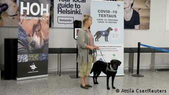 Ο σκύλος Μίνα είναι εκπαιδευμένος για να ανιχνεύει τον κορωνοϊό σε όσους φτάνουν στο αεροδρόμιο στο Ελσίνκι.