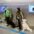 Dois cães farejadores e treinadoras, no aeroporto de Helsinque