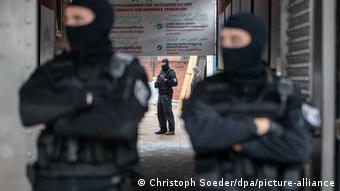 Η αστυνομική έφοδος σε τζαμί του Βερολίνου σχετίζεται με την υποψία για κατάχρηση κρατικών επιδοτήσεων, διαβεβαιώνει ο κυβερνητικός εκπρόσωπος Ζάιμπερτ