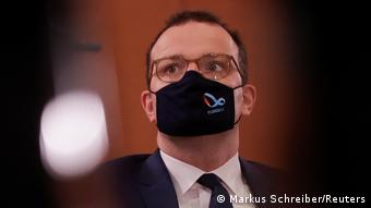 Ο Γενς Σπαν με μάσκα στη συνεδρίαση του υπουργικού συμβουλίου την Τετάρτη