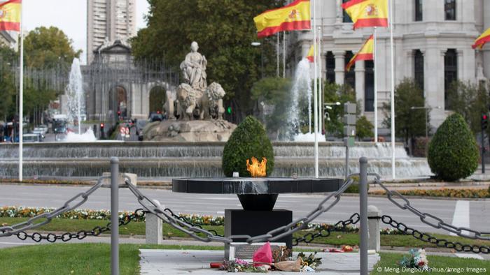 Spanien Madrid Denkmal für Opfer der Coronavirus-Pandemie (Meng Dingbo/Xinhua/Imago Images)