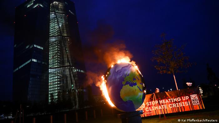 Flammender Protest gegen Geldpolitik der EZB: Die Geldpolitik der Europäischen Zentralbank (EZB) schadet dem Klima. Dagegen protestieren die Aktivisten der Klimagerechtigkeitsbewegung Koalakollektiv