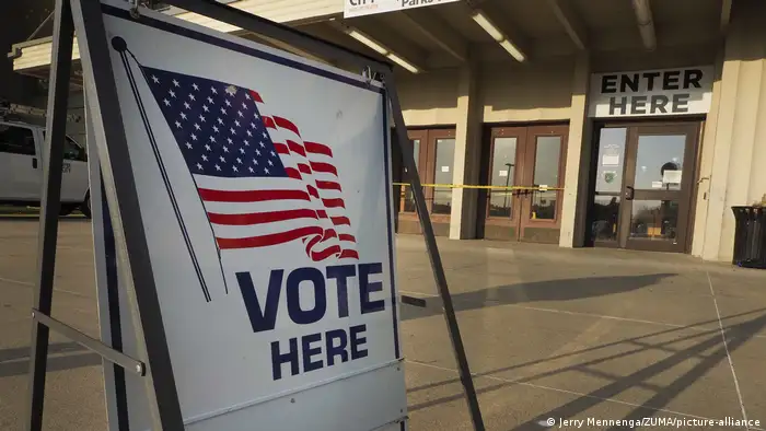 USA Iowa | Vote Here Schild an Wahllokal