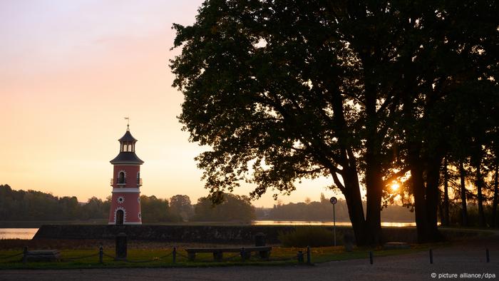 Маяк на пруду в парке замке Морицбург 