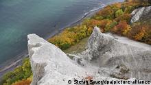 dpatopbilder - 21.10.2020, Mecklenburg-Vorpommern, Sassnitz: Die Kreidefelsen an der Ostsee im Nationalpark Jasmund auf der Insel Rügen. Am Nationalparkzentrum Königsstuhl auf Rügen sind am 21.10.2020 die Erlebnispfade «Wald» und «Kreide» eröffnet worden. Foto: Stefan Sauer/dpa-Zentralbild/dpa | Verwendung weltweit