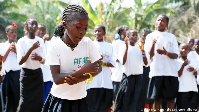 Kinder in Sierra Leone, Rugiatu Turays Heimatland, führen ein Theaterstück gegen die Genitalverstümmelung von Mädchen auf. 