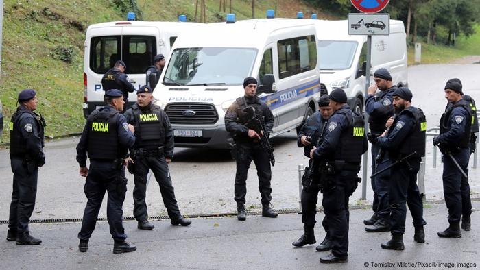 Kroatien Angriff auf Polizisten vor Regierungsgebäude in Zagreb (Tomislav Miletic/Pixsell/imago images)