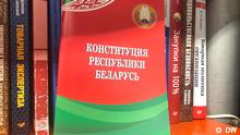 Belarus, Oktober 2020, Die Weißrussische Verfassung in einem Buchladen in Minsk
