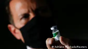 Brasilien Ampulle des potenziellen Impfstoffs gegen das Sinovac-Coronavirus