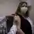 Profissional de saúde aplica vacina no braço de uma mulher, durante testes da Coronavac em São Paulo