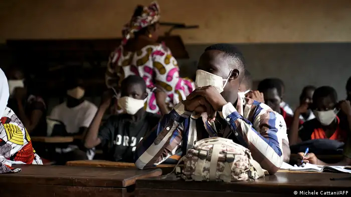 Mali Schüler im Klassenzimmer mit Atemschutzmaske