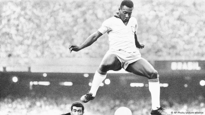 Sur cette photo d'archive d'août 1969, le Brésilien Pelé marque un but devant le gardien de but du Venezuela, Fabrizio Fasano, à Rio de Janeiro, au Brésil.