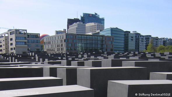 Tugu Peringatan Holocaust di Berlin berbentuk pilar-pilar beton