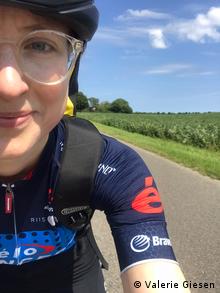 Valerie Giesen, que tenía COVID-19, montando bicicleta en un día soleado de verano