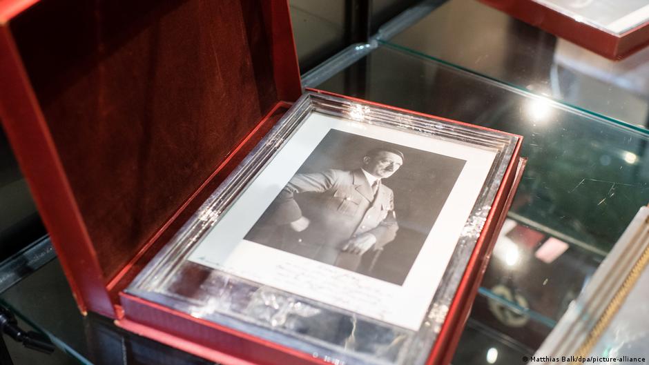 Should the sale of Nazi-era relics be banned?
