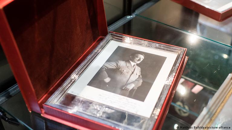 Should the sale of Nazi-era relics be banned?