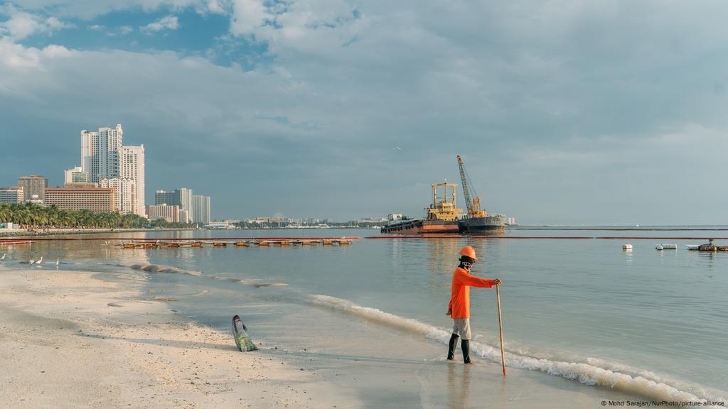 Philippines Artificial White Sandy Beach Could Spell Eco Disaster Environment All Topics From Climate Change To Conservation Dw 26 10