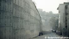 Eine Außenmauer des berüchtigten Evin-Gefängnisses in Teheran im Iran, aufgenommen Anfang März 2006. +++(c) dpa - Report+++ | Verwendung weltweit