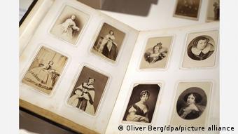 Ένα από τα φωτογραφικά άλμπουμ της αυτοκράτειρας Σίσσυς στο Μουσείο Λούντβιχ 