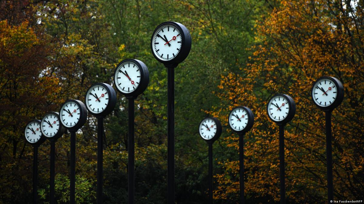 TimeTemperature.com - In most of Europe Daylight Saving Time ends on the  last Sunday in October. Countries on Summer Time (Daylight Saving Time)  return to Standard Time at 1:00 am UTC (GMT).