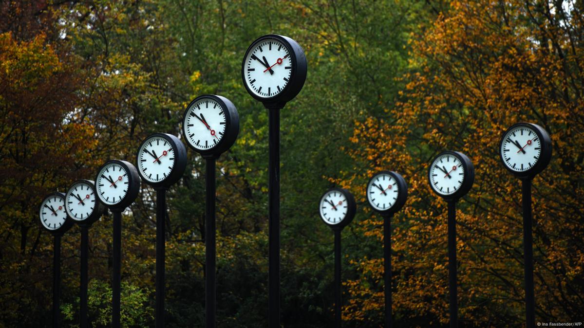 TimeTemperature.com - In most of Europe Daylight Saving Time ends on the  last Sunday in October. Countries on Summer Time (Daylight Saving Time)  return to Standard Time at 1:00 am UTC (GMT).