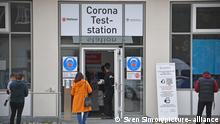 Themenbild Corona PCR Test.
Wartende Menschen,Personen vor einer eurofins Teststation,Testzentrum,Coronatestzentrum in Haar bei Muenchen am 23.10.2020. | Verwendung weltweit