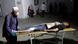 Ein bei dem Anschlag in Kabul verletzter junger Mann wird in ein Krankenhaus eingeliefert (Foto: Mohammad Ismail/Reuters) Ein bei dem Anschlag in Kabul verletzter junger Mann wird in ein Krankenhaus eingeliefert (Foto: Mohammad Ismail/Reuters)